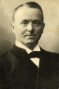 105212 Portret van ds. Gerrit Jan Abraham Jonker, geboren Laren (Gld) 3 juni 1864, predikant van de Nederlands ...